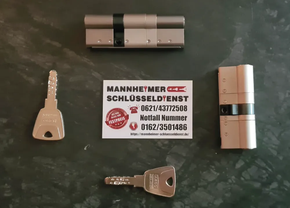 Zwei KESO 8000 Omega Schließzylinder mit Schlüsseln und Visitenkarte des Mannheimer Schlüsseldienstes – gleichschließend bestellbar