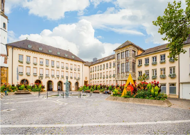 Rathaus von Frankenthal (Pfalz) mit Blumenschmuck