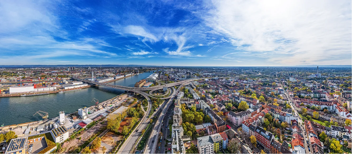 Luftbild von Ludwigshafen am Rhein mit Rhein und Brücken