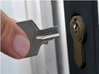 Schlüssel wird in den Profilzylinder einer Haustür gesteckt – Türöffnung in Mannheim