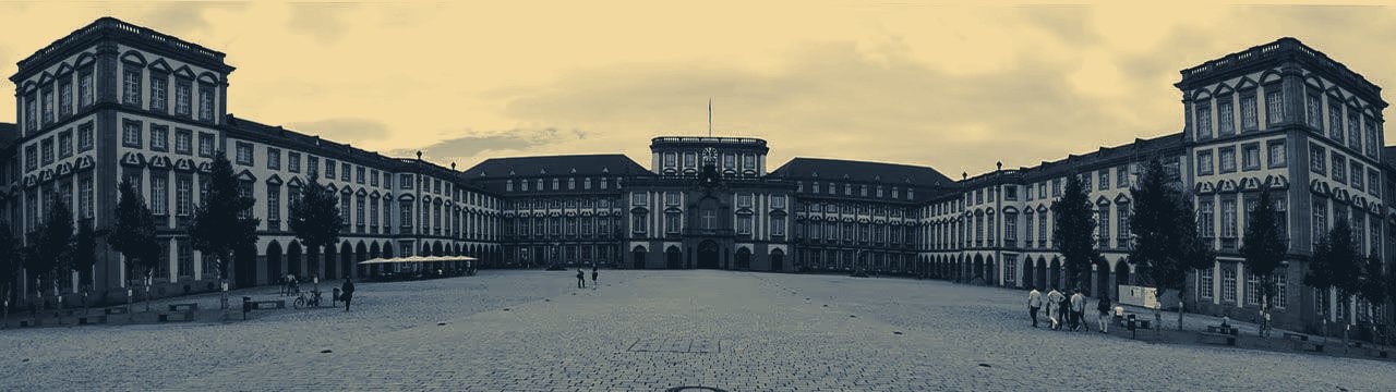 Panorama des Mannheimer Barockschlosses mit Ehrenhof